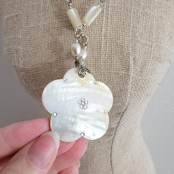 Mother of Pearl Flower Rhinestone Vintage Necklace - Picture 4 of 6